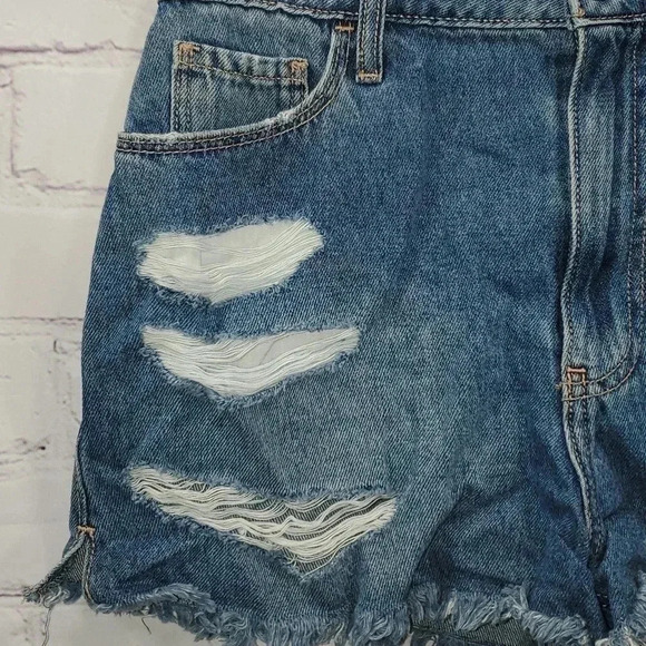 Hollister High Rise Distressed Short Size 27 - Picture 2 of 11